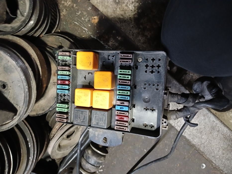 Блок предохранителей БМВ Е30 привозной
