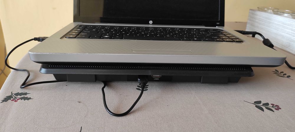 Лаптоп HP с подложка за охлаждане и мишка