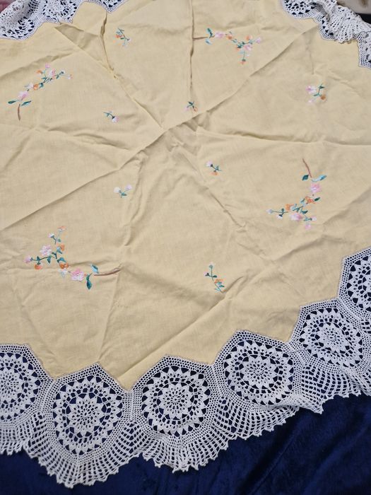 Fata de masa din panza