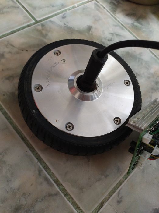 Roata hoverboard cu modul de placa
