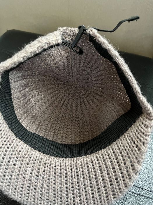 Детска шапка с козирка и помпон