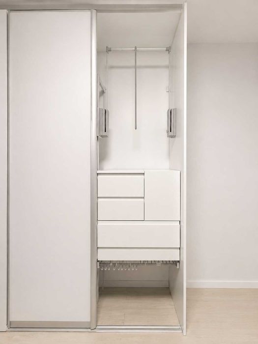 OCAZIE! Dressing mare 270 cm, uși glisante + oglindă, foarte bine compartimentat