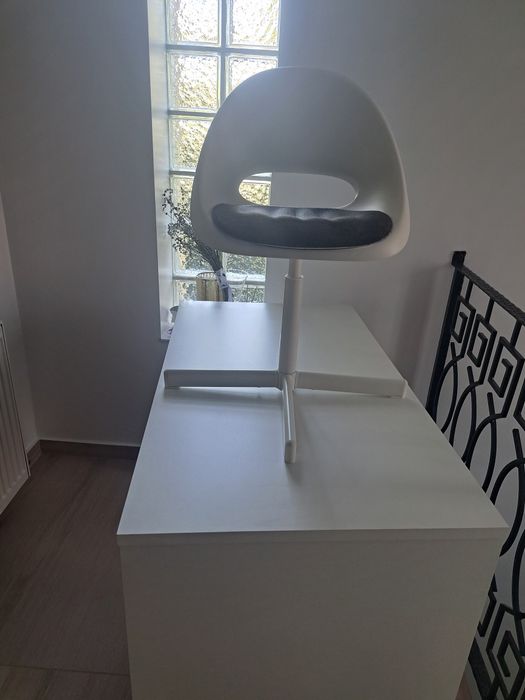 Vând birou fata alb cu roz,însoțit de scaun Ikea