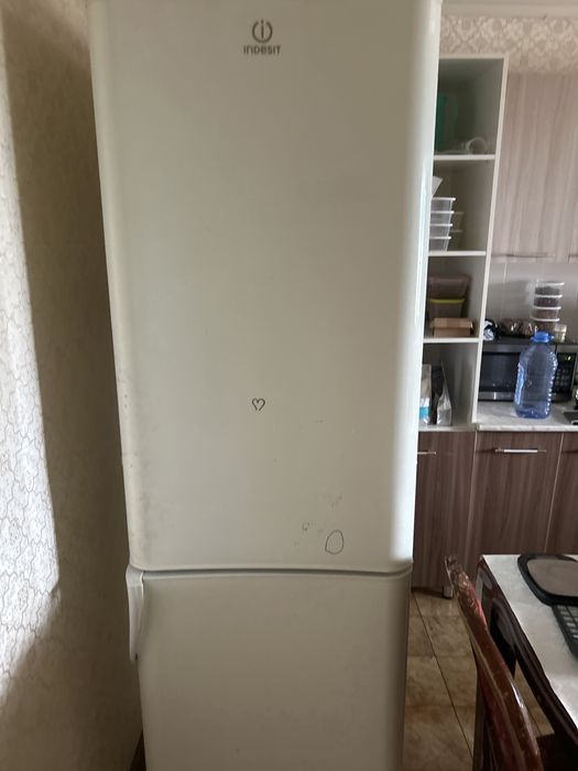 Холодильник indesit