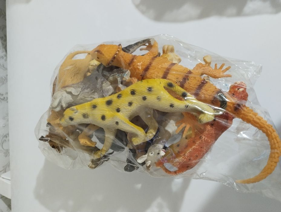 Продам игрушку динозаврики