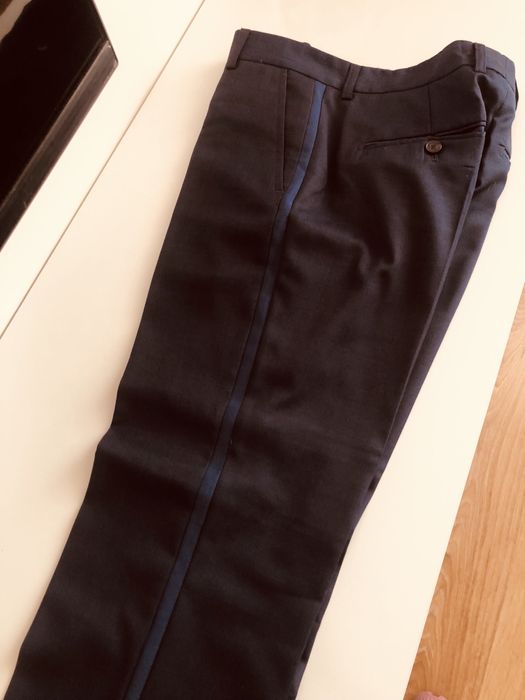 Костюм с аксесоари и риза