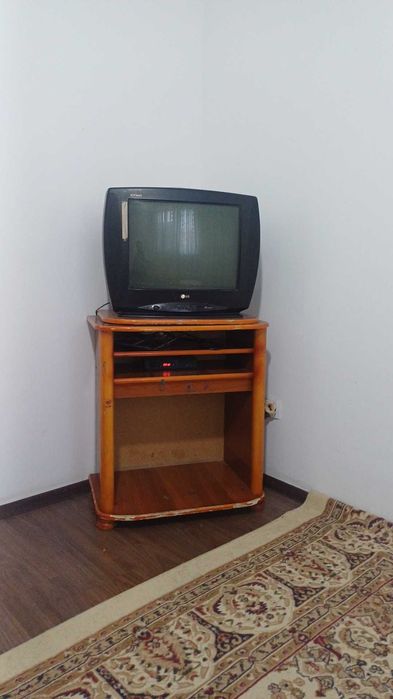 Телевизор подставка ва тюнери билан бирга сотилади.