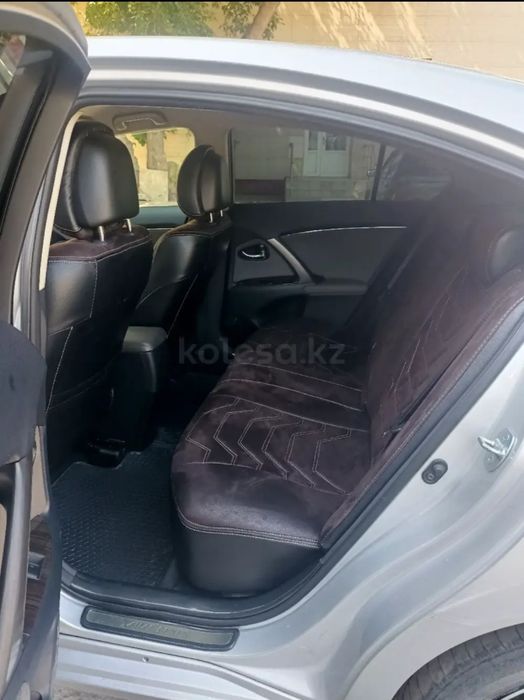 Чехлы  Тойота Авенсис