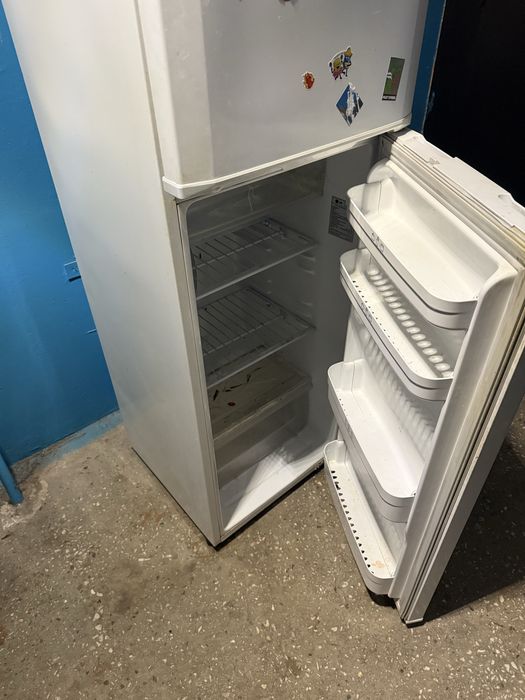 Рабочий холодильник (LG)