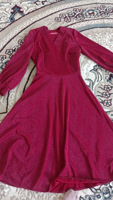 Блестящее очень красивое красное платье