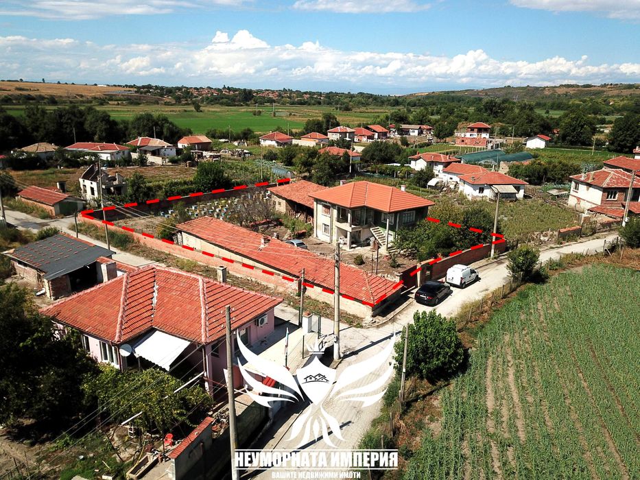 Продавам двуетажна къща с постройки 320РЗП с 1600кв двор село Ахматово