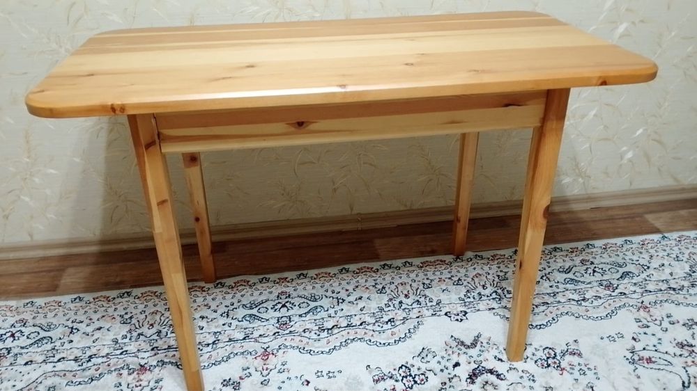 Стол в идеальном состоянии из натурального дерева