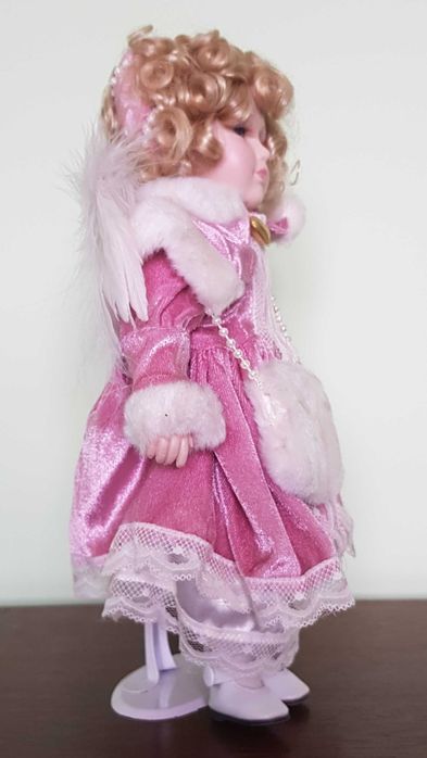 Порцеланова кукла със стойка