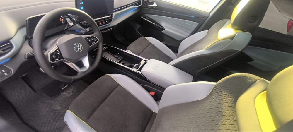 Holati zur qarab haydalgan mashina