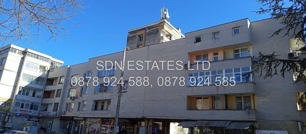 Продава четиристаен апартамент в центъра на града