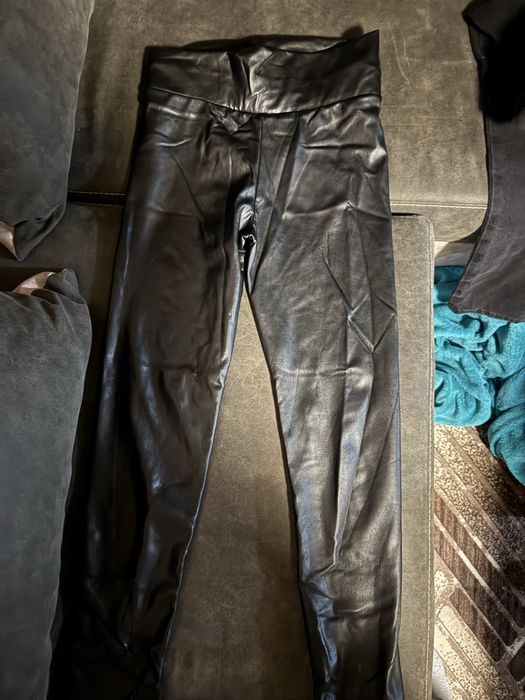 Дънки и кожен клин