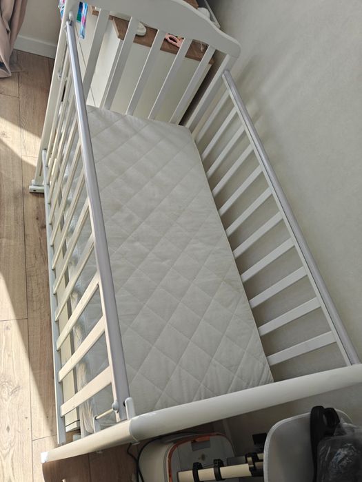 Детская кроватка с матрасом и комодом