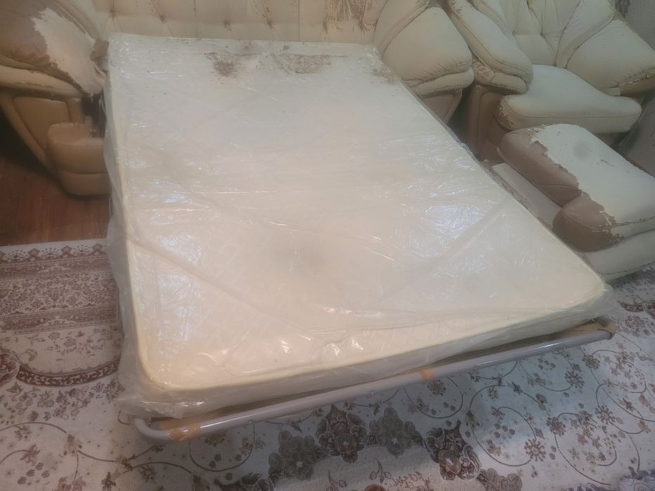 Продам диван срочно.