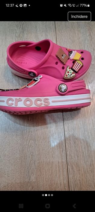 Crocs roz fete .