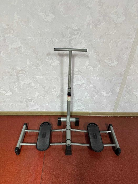 Лыжник ноги двигаются в стороны