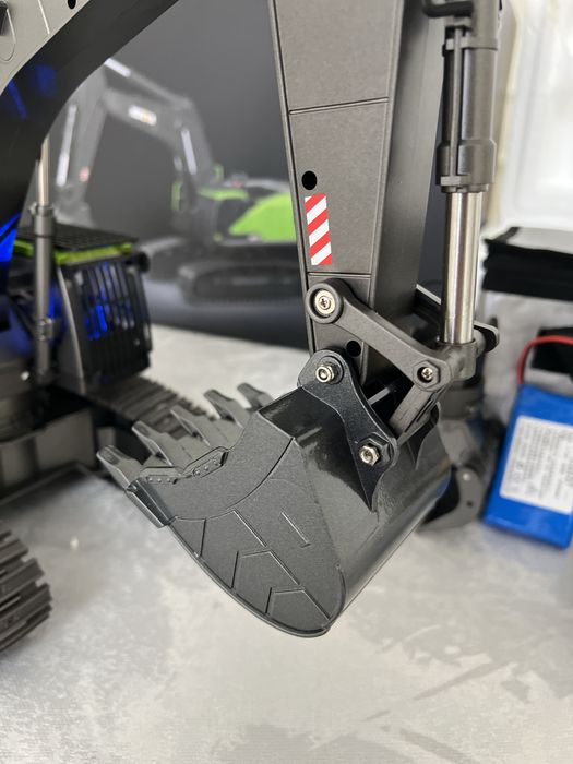 Игрушка радиоуправляемый экскаватор