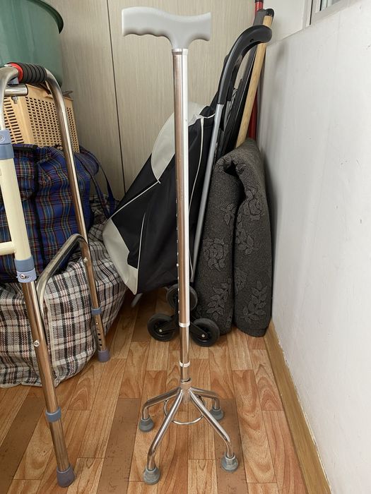 Ходунок, трость и ободок для унитаза