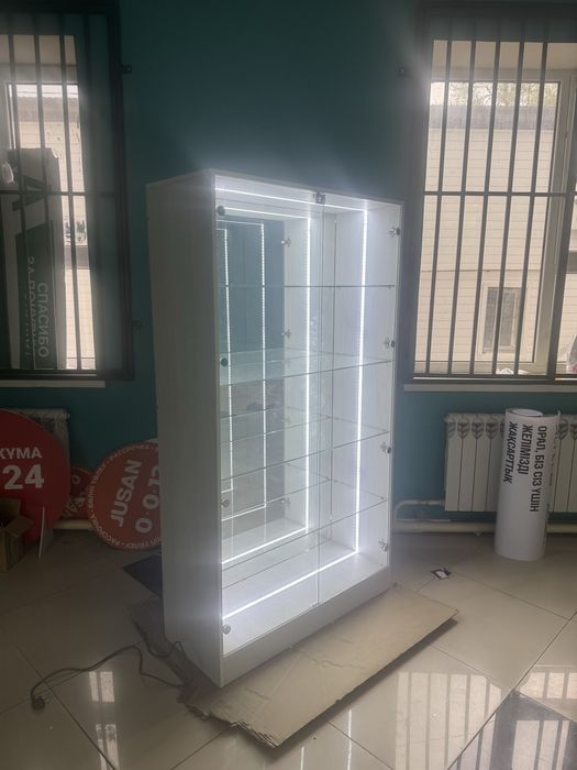 Витрина белая с подстветкой, зеркало, самовывозом 4 полки стеклянные .
