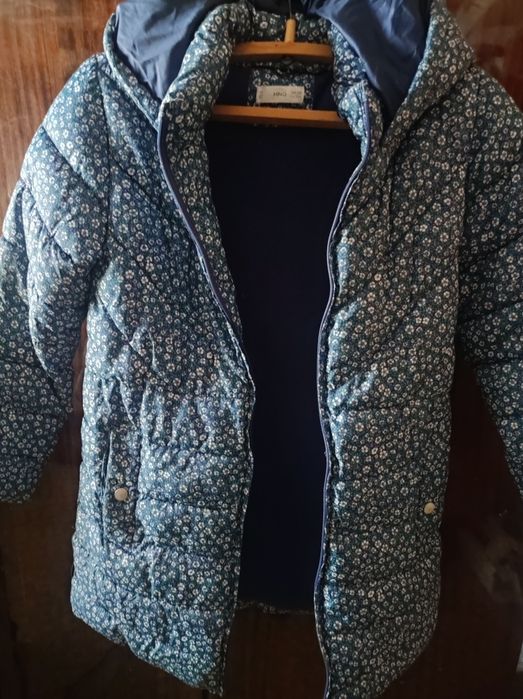 Продаю теплую куртку на девочку лёгкую и удобную.