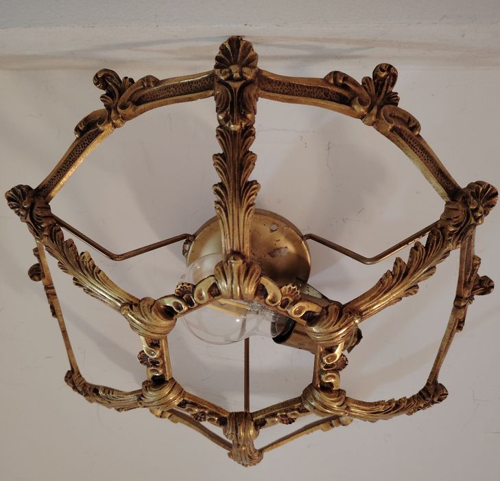 Superbă plafoniera in stil francez din bronz masiv,piesa cu o lucrătur