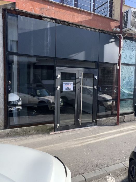 Inchiriez spatii comerciale , atat la parter cat si la etaj .