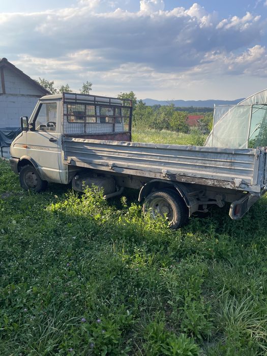 Vand camioneta Iveco3,5 tone,an 1997,2,5 td ,axa dubla,inmatriculata(sau dezmenbrez)basculare pe cutie pret 2000 euro
