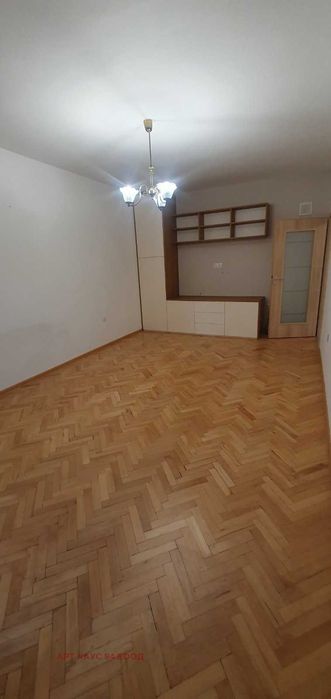 Дава се под наем Двустаен апартамент в София, Център - 75 кв.м за 700 € - Снимка #3