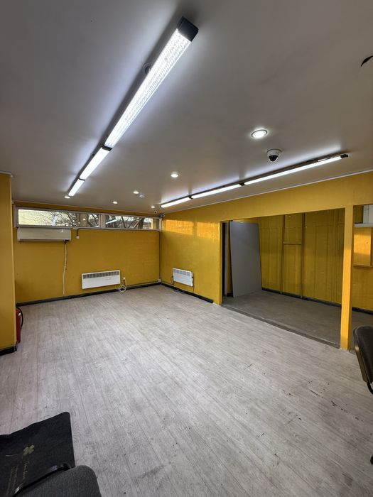 Сдам половину помещения