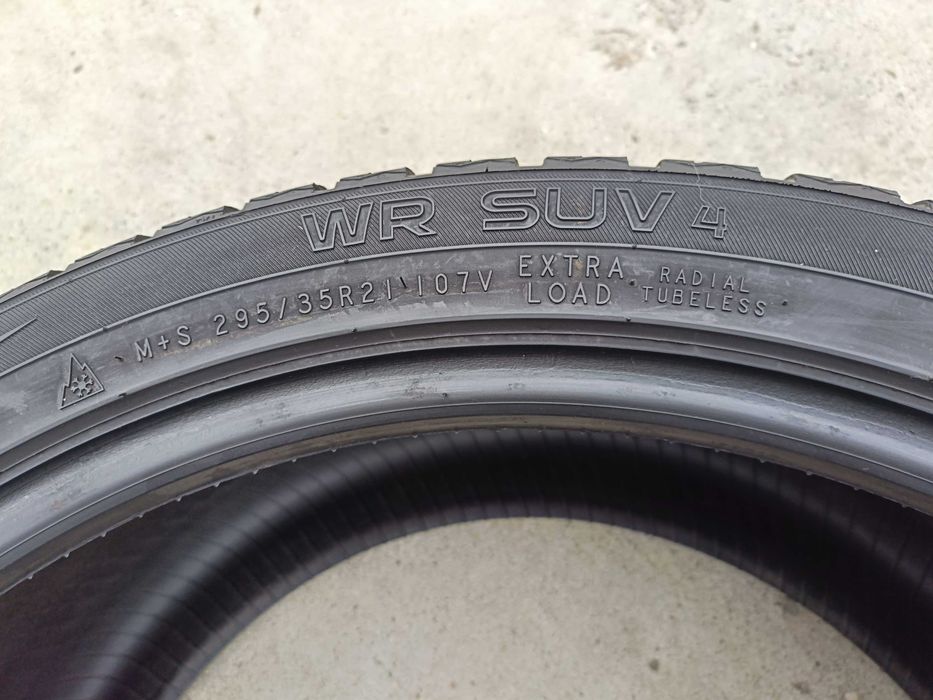 Doua anvelope iarna 295 35 21 nokian wr suv4 profil de 6,5 mm