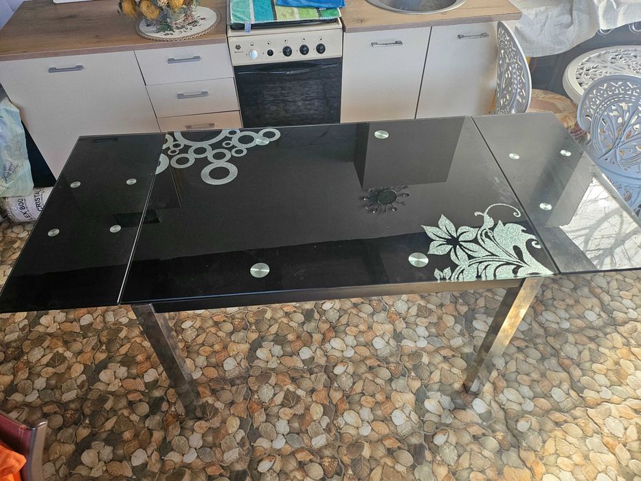 Masa de sticlă cu 4 scaune