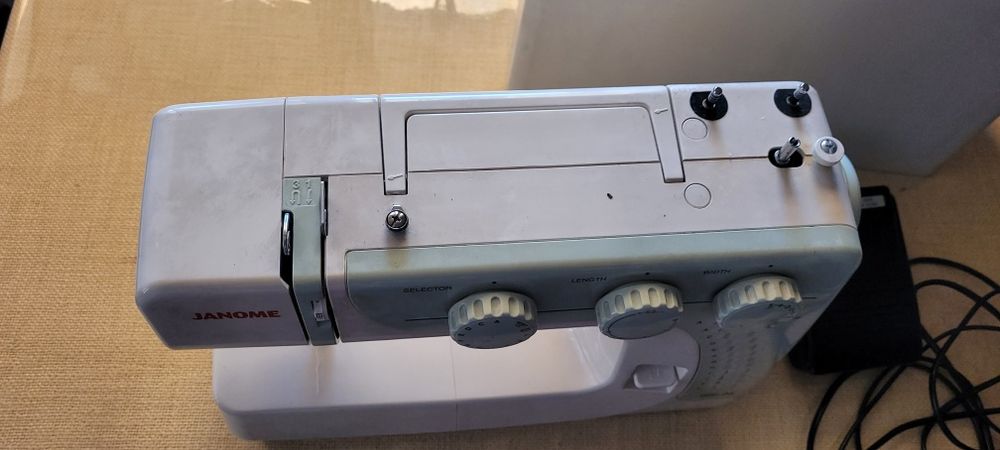 Швейная машинка Janome GR-24