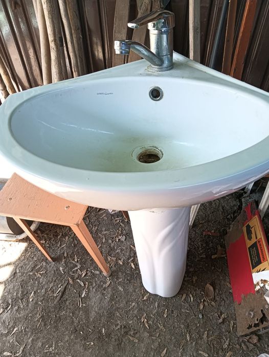 Продается угловая раковины со смесителем 15500т