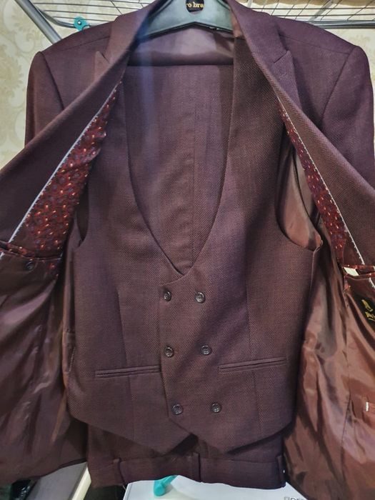 Продам костюм тройка