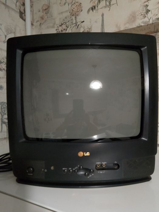 Продам 2-х спальную кровать. Бонусом - телевизор.