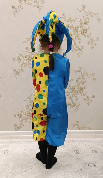 Жаңа жылдық киім сатылады.