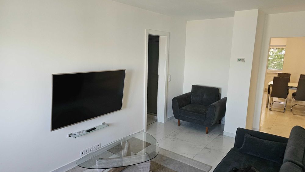 Inchiriez apartament cu 4 camere si 2 bai, situat pe strada Viilor, in cartierul Zorilor, intr-o zona foarte bine pozitionata a Clujului.
