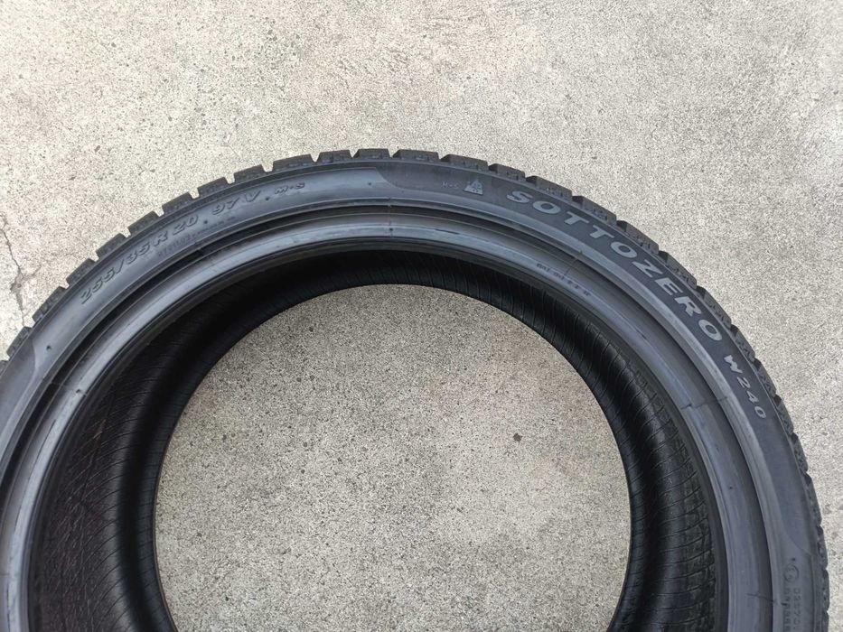 Doua anvelope iarna 255 35 20 pirelli sottozero 2 profil de 7,8 mm