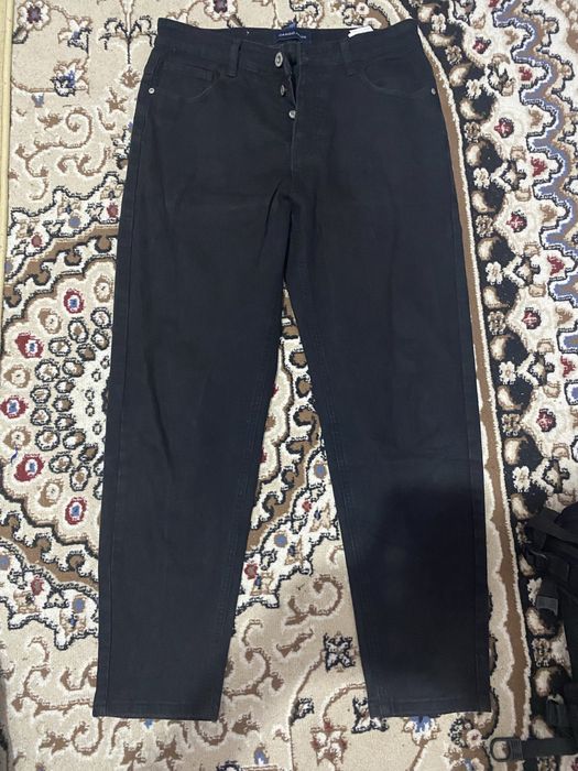 Черные джинсы.