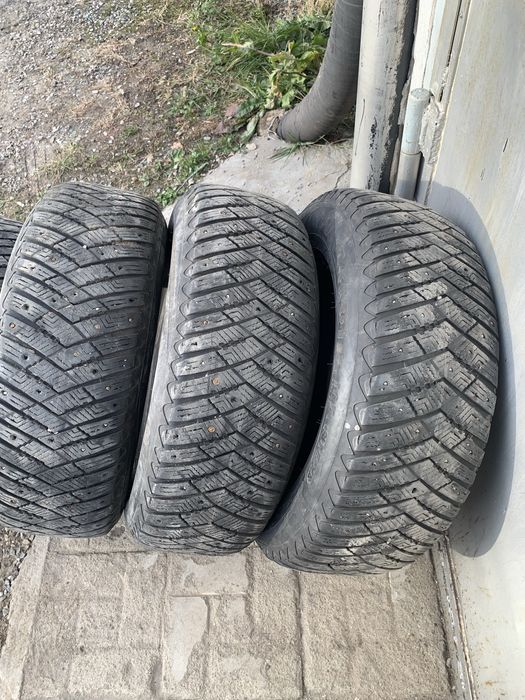 Продам зимнию резину.