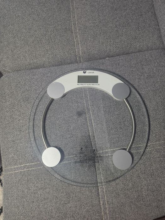 Cântar electronic de baie cu platformă din sticlă