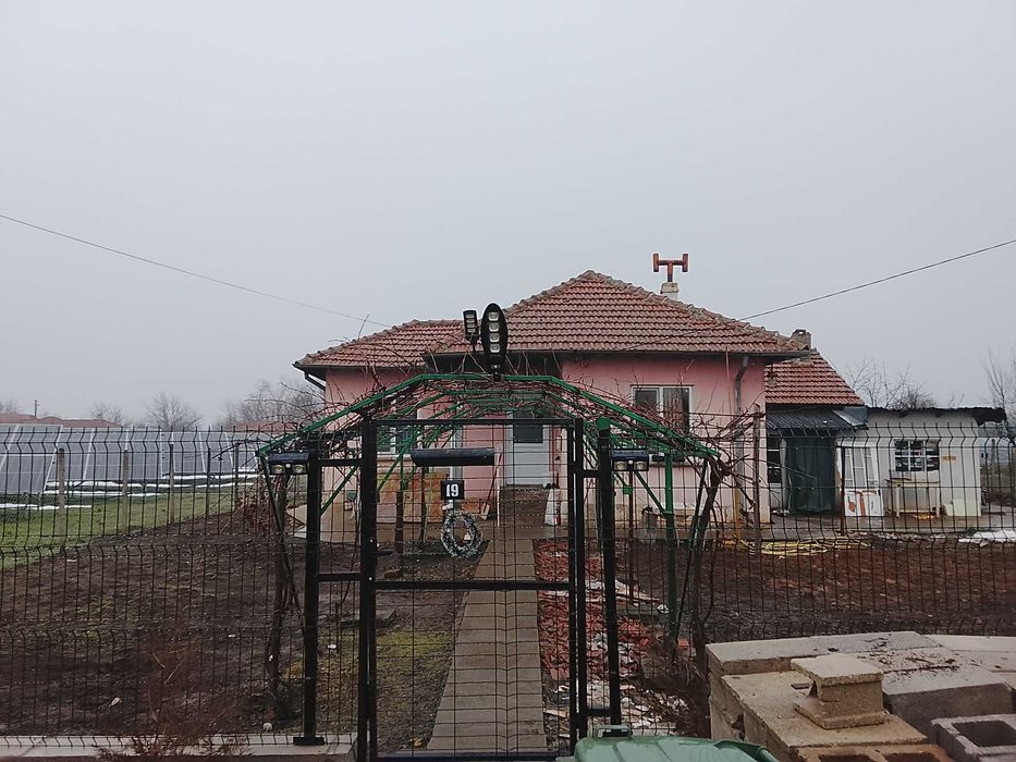Здравей продавам къща в село Борисово област Русе къщата е с ремонт