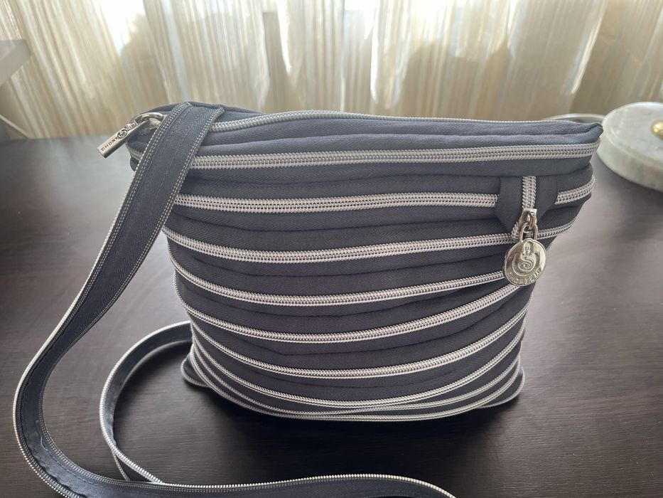 Сива текстилна чанта, лека и удобна