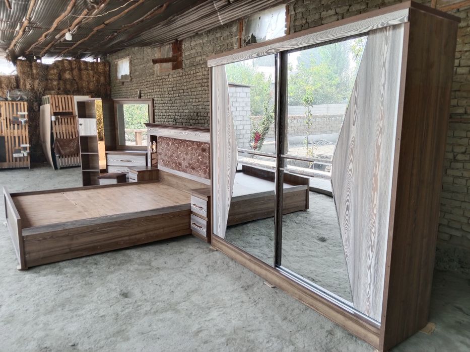 Mebel spalni kamplek sotiladi