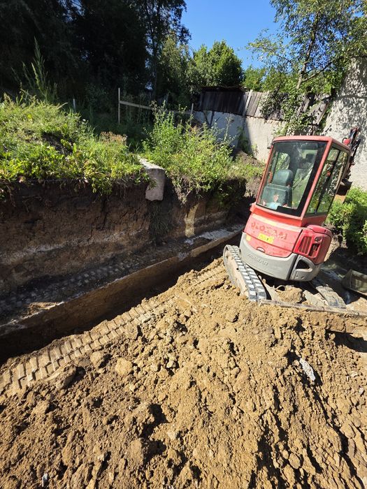 Lucrari cu excavator ,constructii in rosu si la cheie
