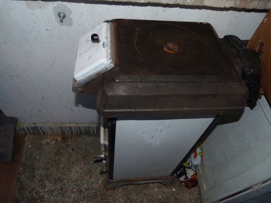 Отоплителна печка на дърва и въглища.